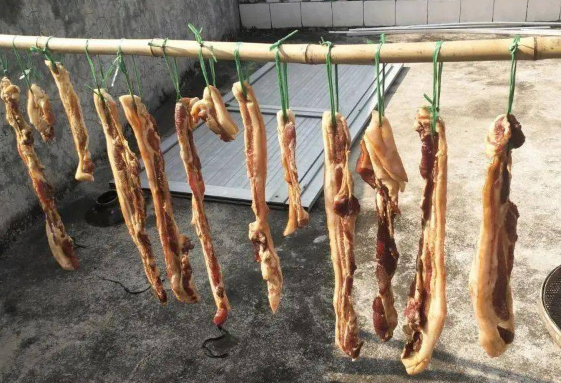 腊肉|晒腊肉有苍蝇是不是肉坏的了