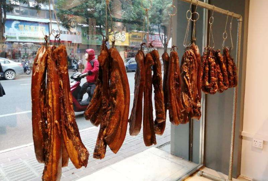腊肉|腊肉放冰箱用保鲜膜还是用保鲜袋好