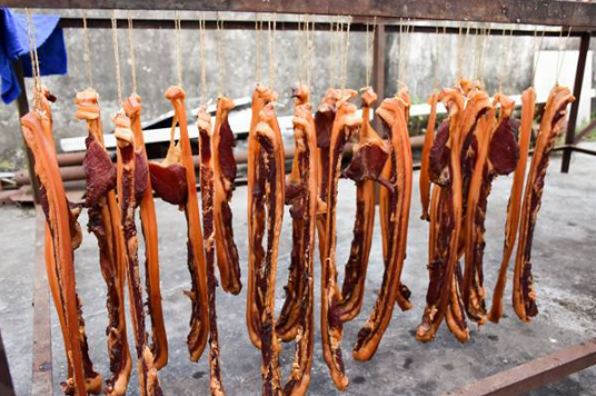 腊肉|腊肉抹上盐和花椒没有腌过就晾晒可以吗