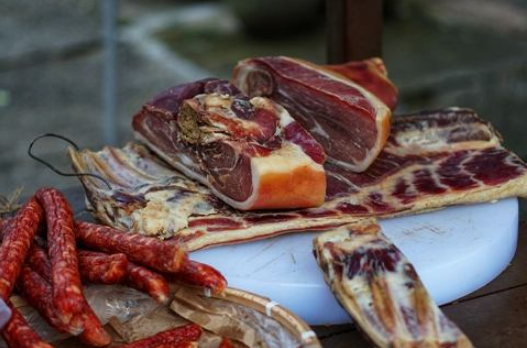 腊肉|腊肉抹上盐和花椒没有腌过就晾晒可以吗