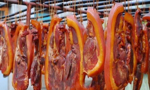 腊肉|腊肉抹上盐和花椒没有腌过就晾晒可以吗