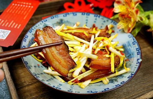 腊肉|腊肉炒菜之前应该是煮还是蒸