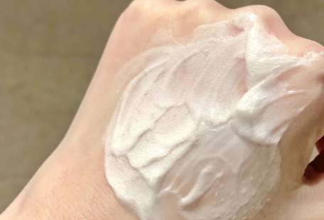 洗面奶|皮肤经常长痘是因为洁面产品力度不够吗