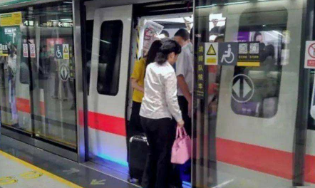 地铁|地铁门夹人是常事吗