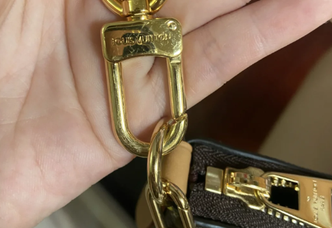lv|lv新包五金件有划痕正常吗