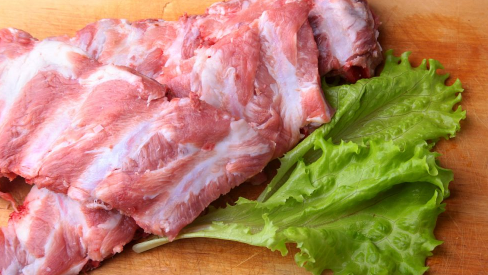 生猪肉|生猪肉有点臭味还能吃吗