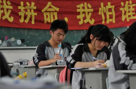 高考学生|2022高考考生衣服上不能有字或字母吗