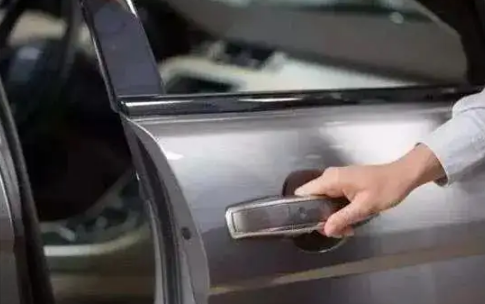 汽车|汽车车门撞变形了要走保险吗