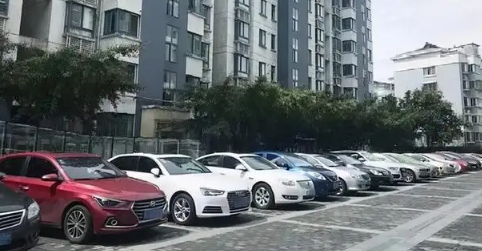 小区|小区车位管理费属于物业费吗