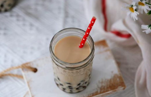 奶茶|一杯奶茶和一瓶可乐哪个热量高