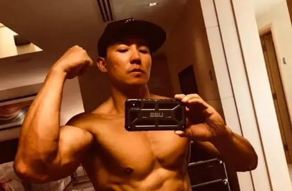 刘畊宏|刘畊宏健身操伤膝盖吗