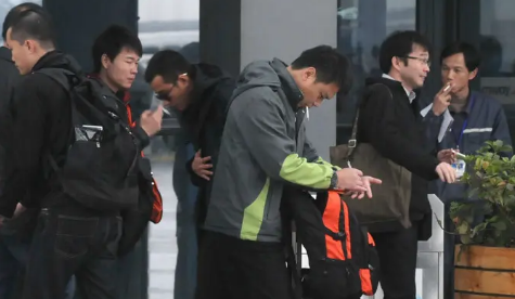 吐痰|总有男的看我一眼后吐痰什么意思