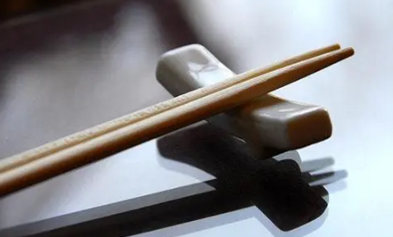 弄断筷子|自己弄断筷子预示着什么