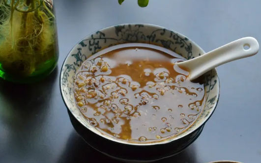 绿豆汤|煮绿豆汤上面一层白色泡沫需要撇去吗