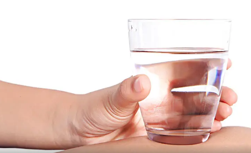 喝水|大量喝水一个星期尿酸低了真的假的