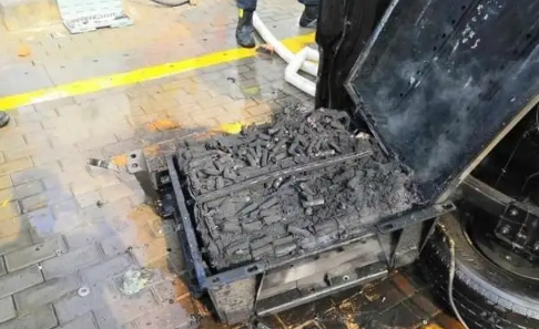 汽车|汽车电瓶冒烟有臭味会不会自燃