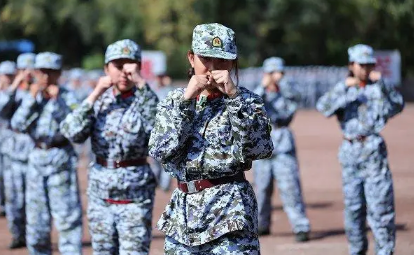 大学|大学军训容易晒黑吗