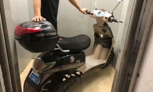 电动车|电动车进入电梯违法吗