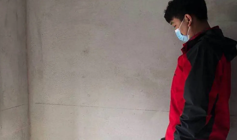 房子|房子在验收后发现墙面空鼓谁负责
