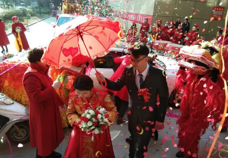 结婚|婚礼应该由谁牵着新娘