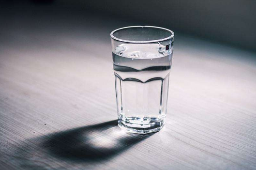 拉肚子|拉肚子喝盐水还是糖水好