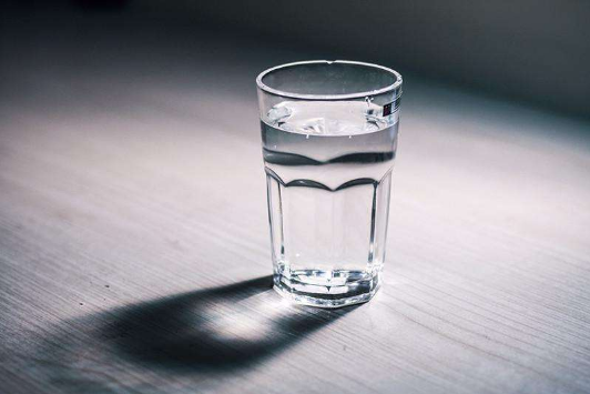 淡盐水|淡盐水和电解质水哪个好